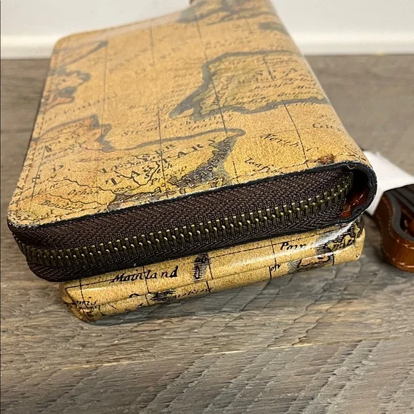 NWOT Patricia Nash Farleigh Leather Phone Crossbody Wallet - European Map - RFDI - Picture 4 of 12